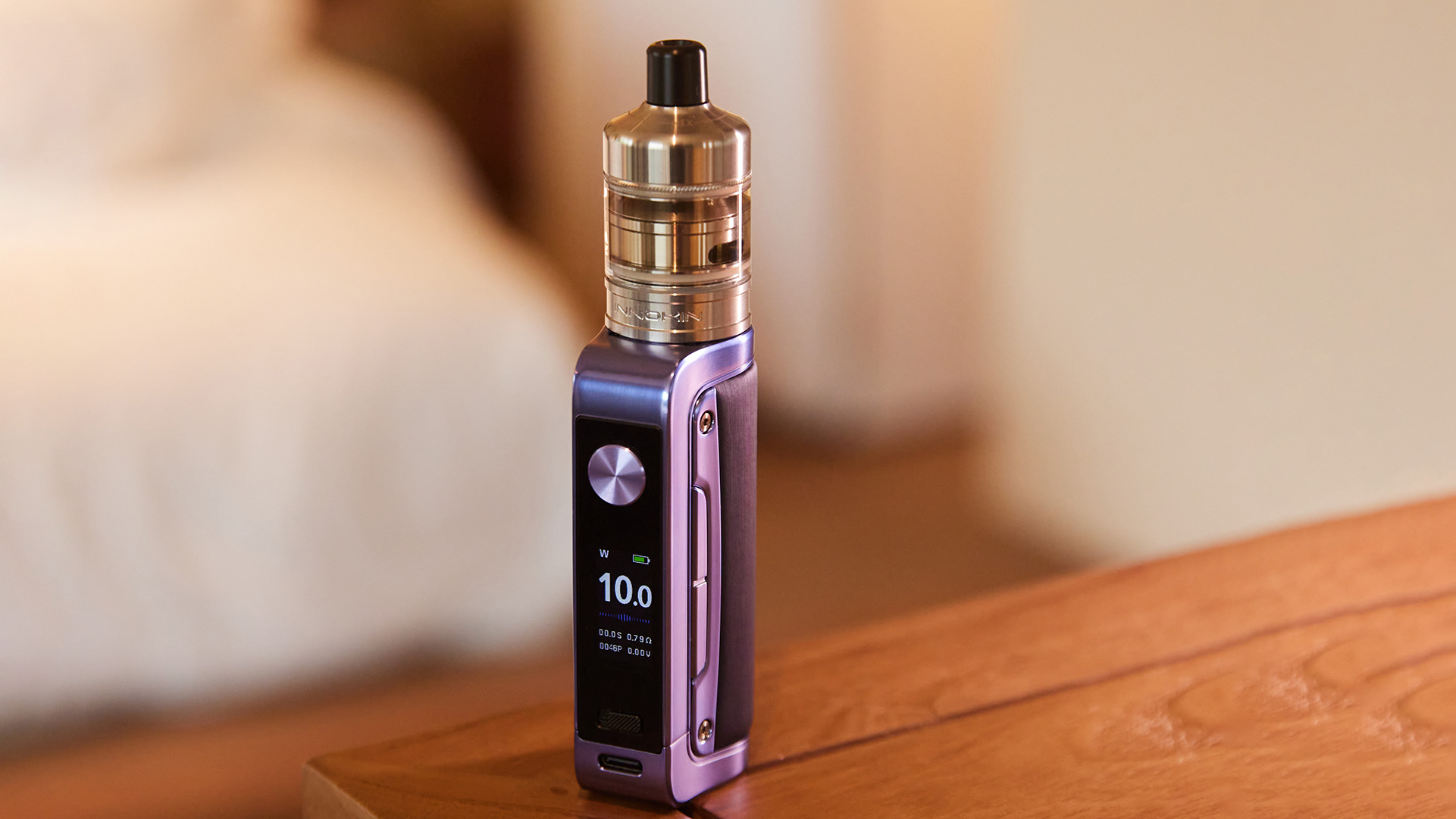 Innokin Coolfire Z80 Nex ricaricabile sigaretta elettronica che visualizza 10,0 watt su una superficie di legno.