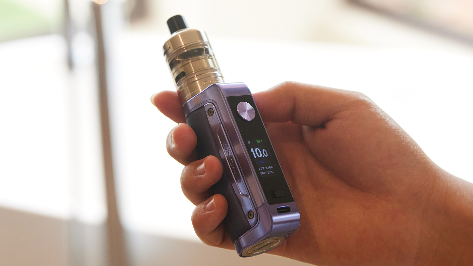 Innokin Coolfire Z80 Nex sigaretta elettronica in mano