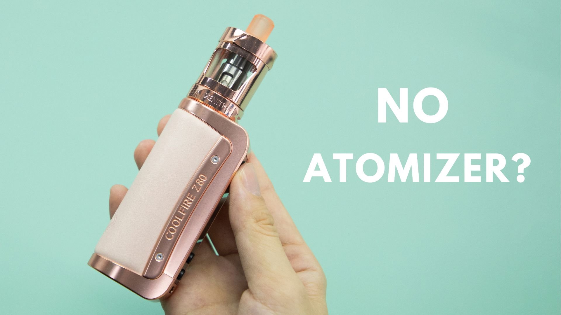 Un'immagine ravvicinata di una mano che tiene in mano un dispositivo per il vaping COOLFIRE Z80 con un serbatoio, che mostra il messaggio "NO ATOMIZER?" su uno sfondo verde chiaro, sottolineando la necessità di identificare la causa dell'errore "No Atomizer".