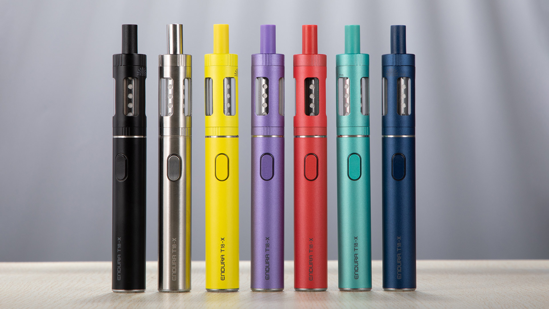 Una fila di coloratissimesigarette elettroniche Innokin Endura T18X , che mostrano opzioni di vaping discrete.