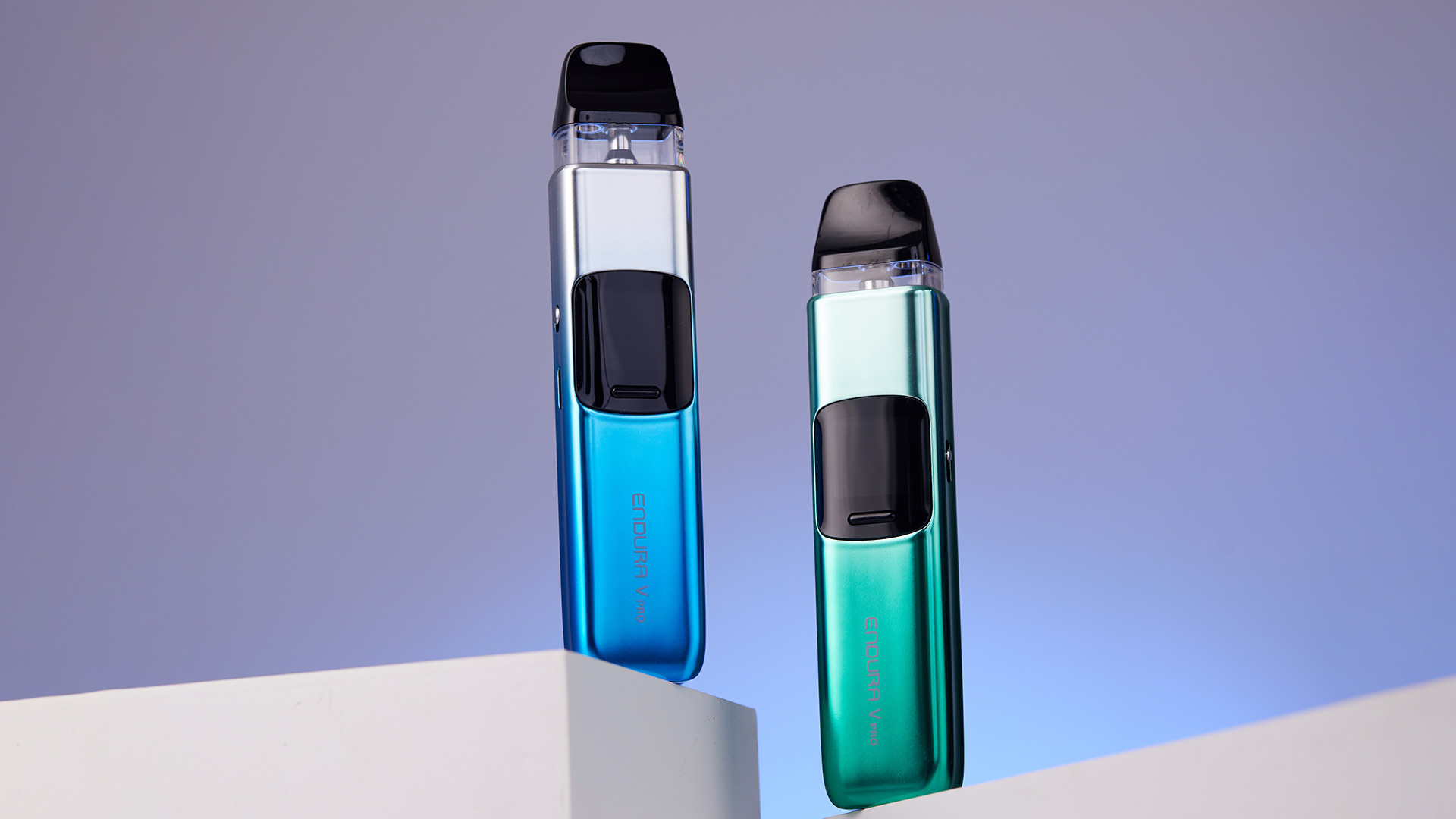 Cialde sigaretta elettronica Innokin Endura V Pro blu e verdi in posizione eretta