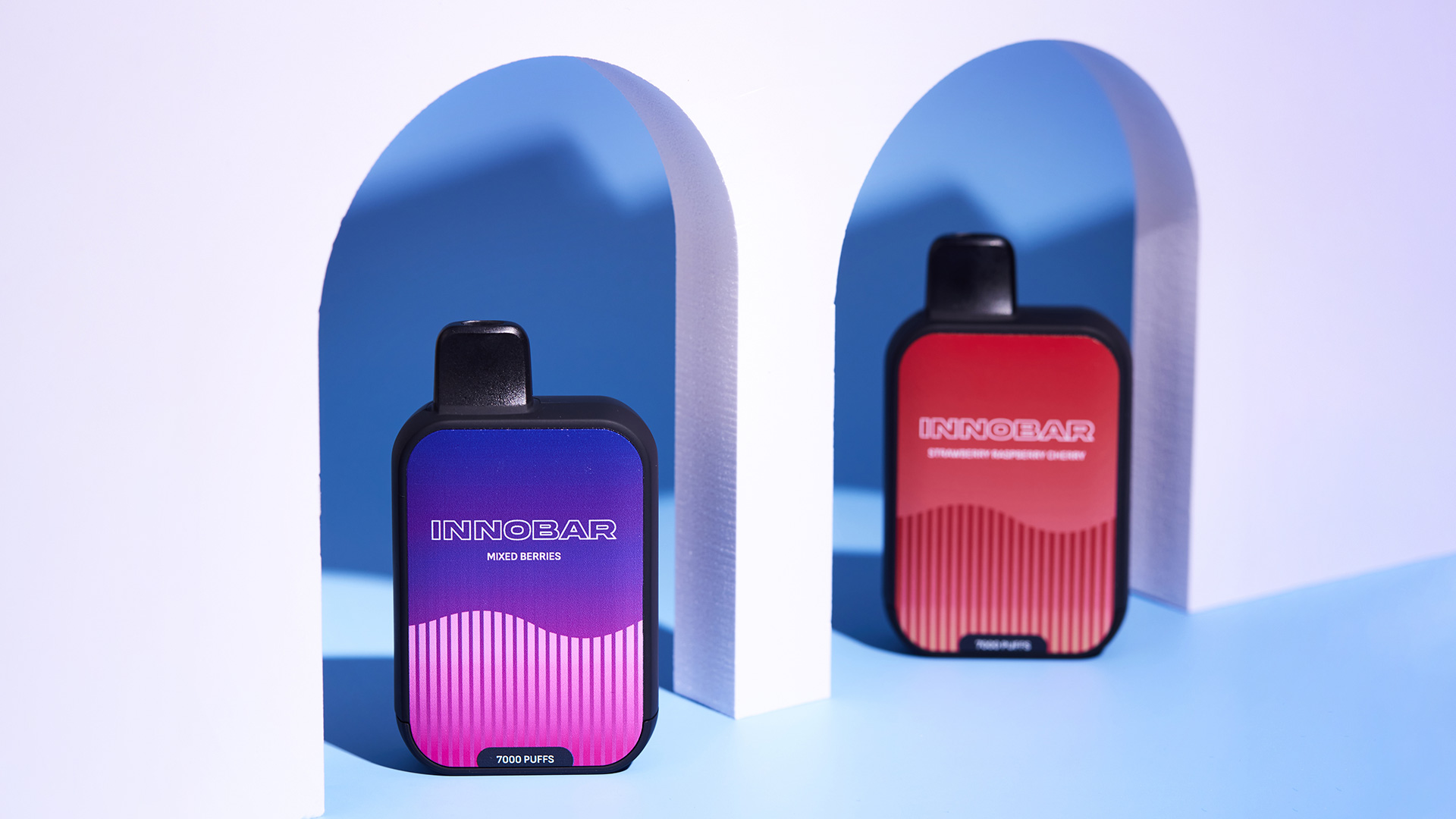 Innokin monouso rosa e viola sigarette elettroniche su sfondo blu.