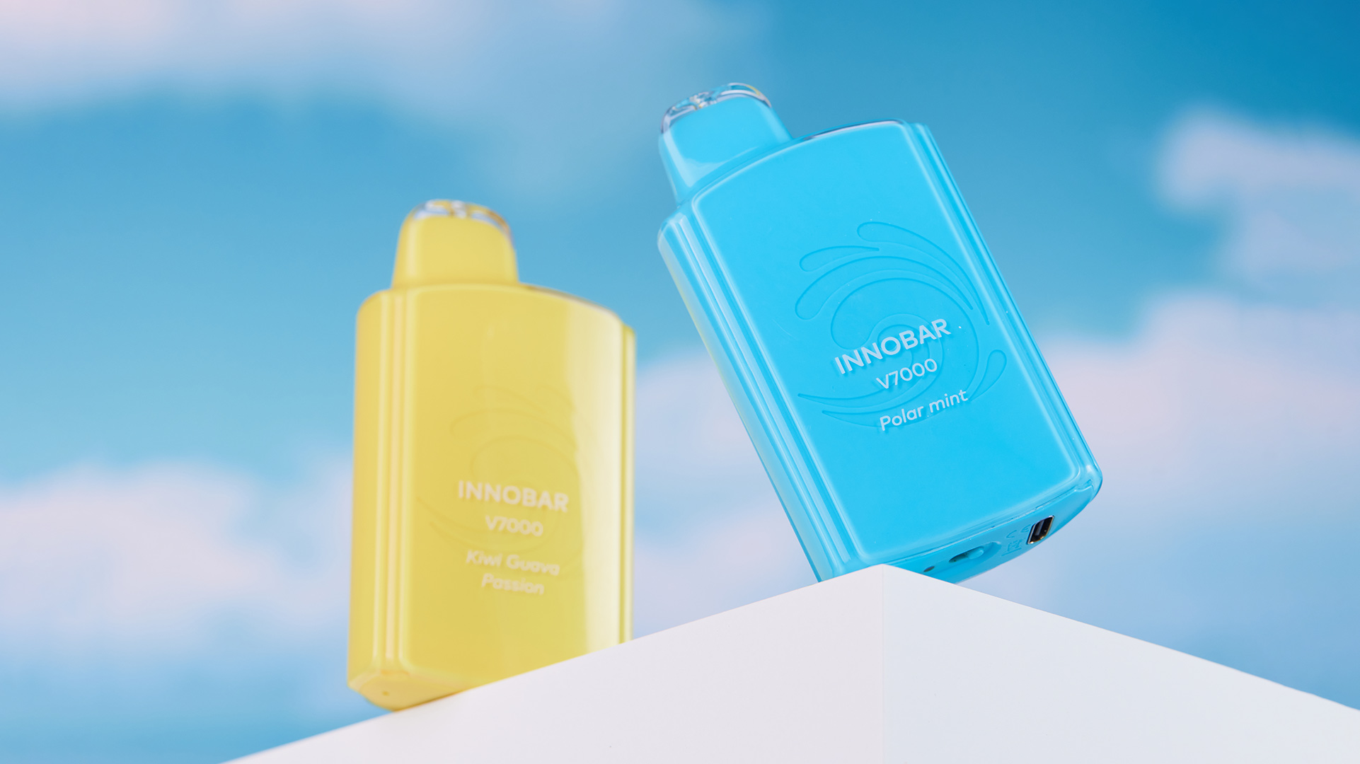 Innokin monouso giallo e blu sigarette elettroniche visualizzato su una superficie bianca con uno sfondo di cielo chiaro.