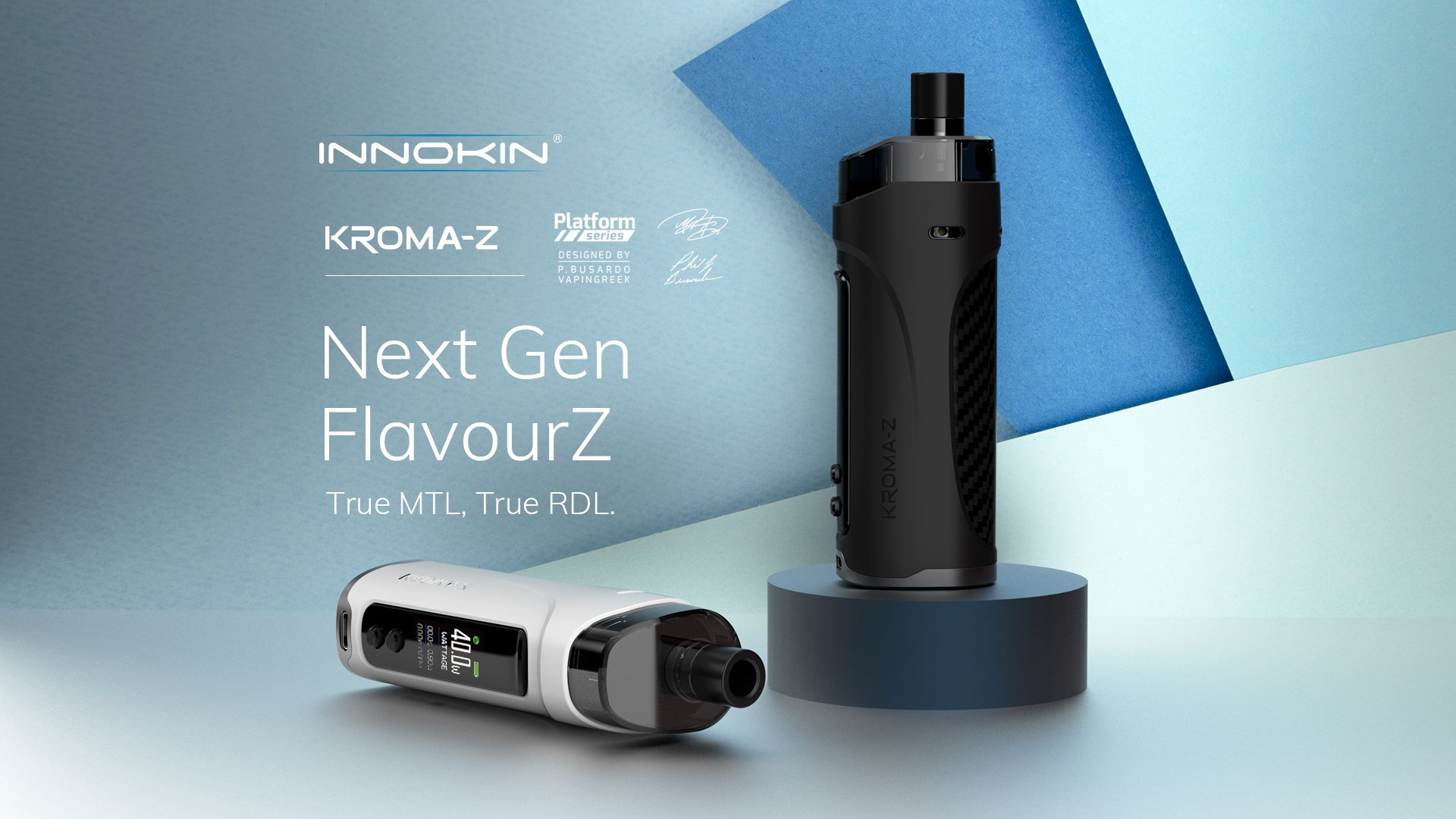 I dispositivi Innokin Kroma Z sigaretta elettronica  , presentati in eleganti finiture bianche e nere, progettati per i sali di nicotina e per stili di svapo adattabili, sono esposti su un moderno sfondo geometrico blu.