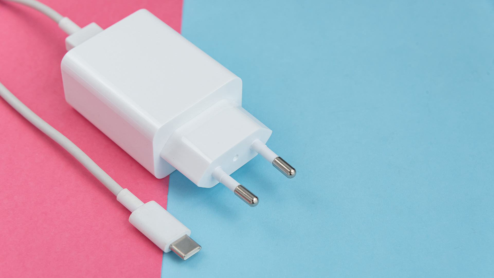 Caricatore esterno e cavo USB Type-C per le penne sigaretta elettronica .