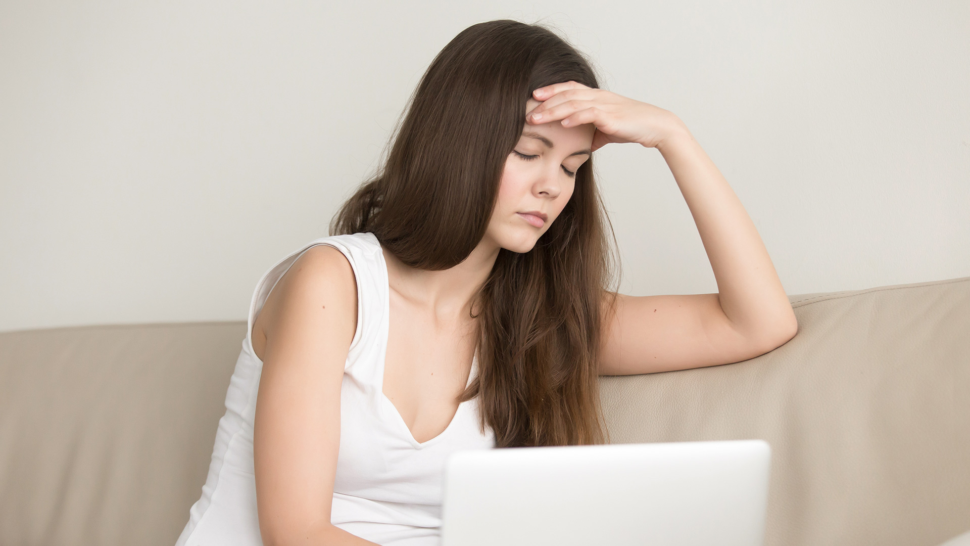 Una donna che mostra segni di vertigini, potenzialmente legati agli effetti della nicotina.