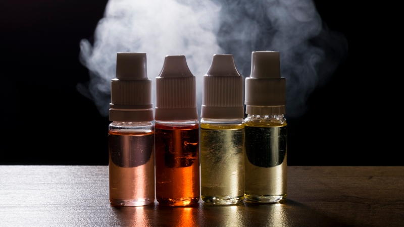 Vecchie bottiglie di e-liquid che mostrano cambiamenti di colore che indicano un succo scaduto sigaretta elettronica .